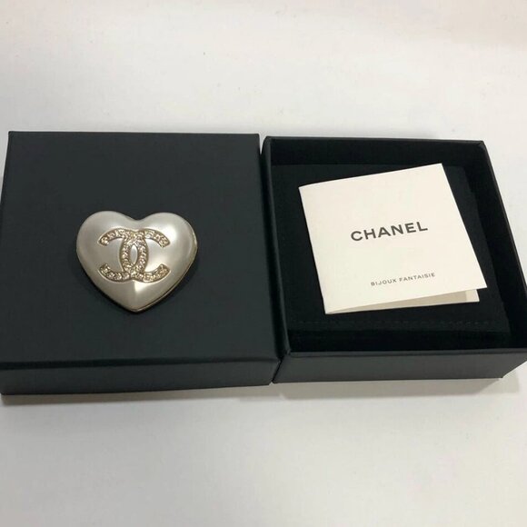 CHANEL CC Logo Rhinestone Heart Pearl Brooch Gold Tone Pin A21B Auth w/Box #7441 - Picture 9 of 10